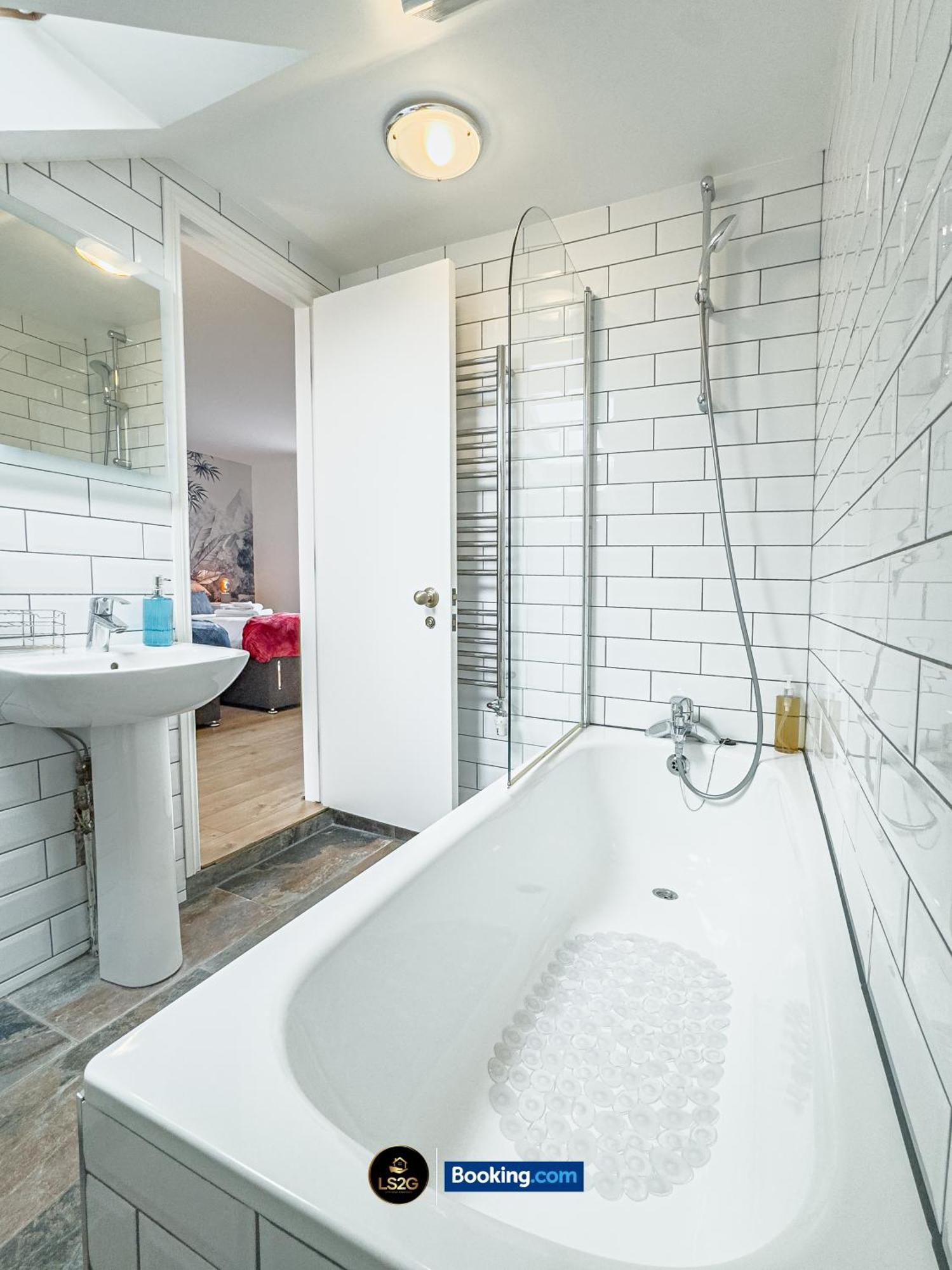 Stunning House By Ls2G Short Lets & Serviced Accommodation Greater London With Free Wifi Londres Exterior foto
